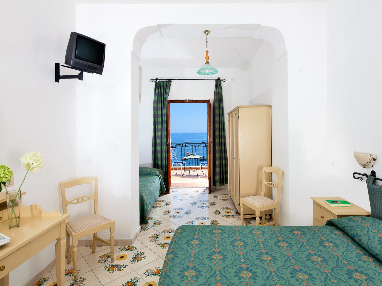Standard triple room with sea view 